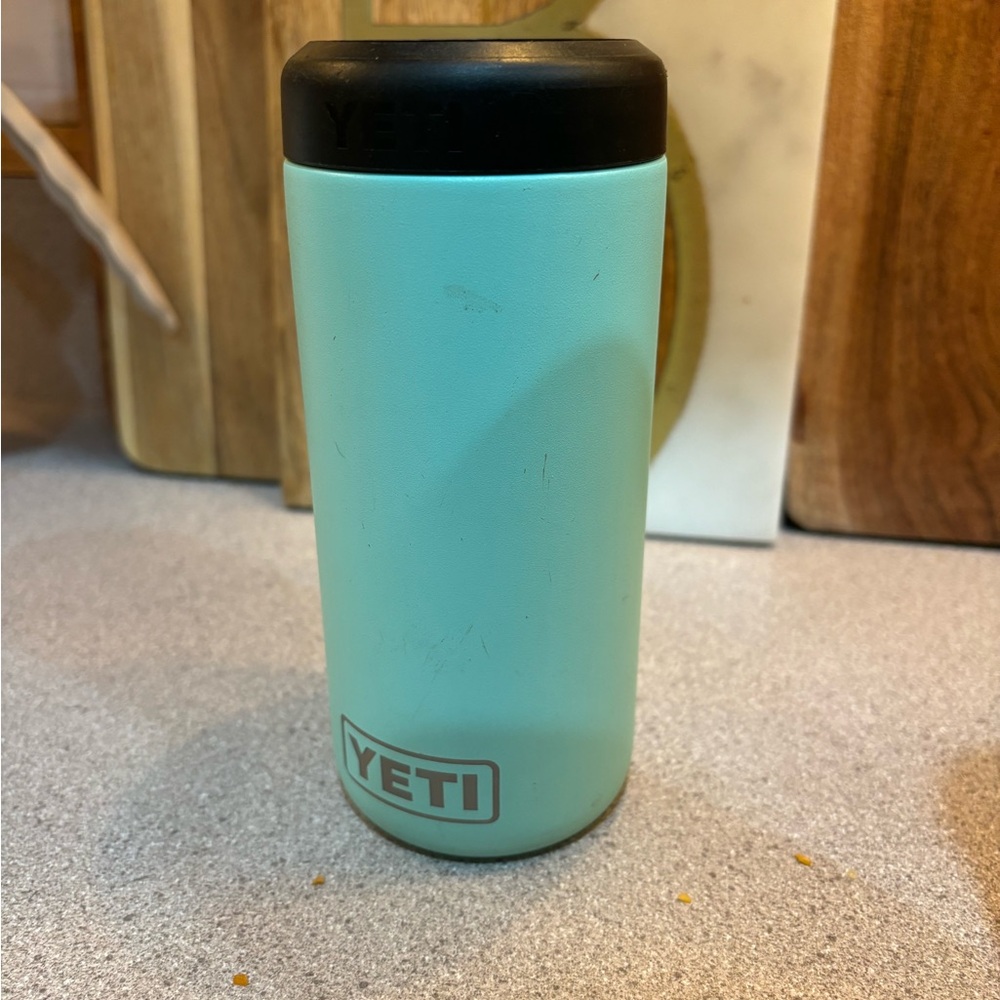 Yeti slim can